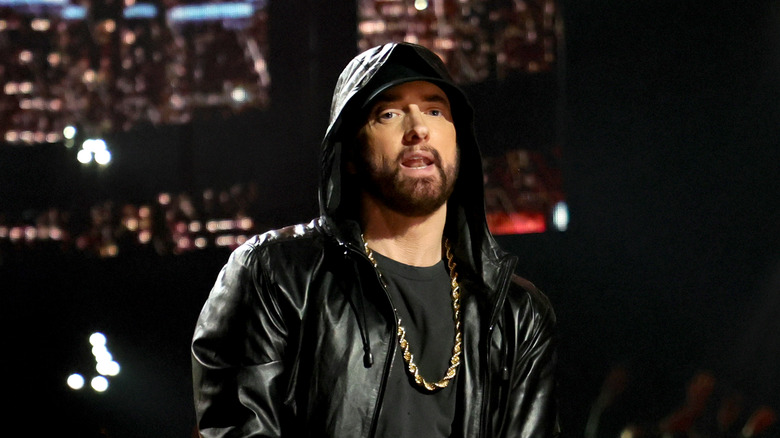 Eminem en concert avec un hoodie en cuir noir