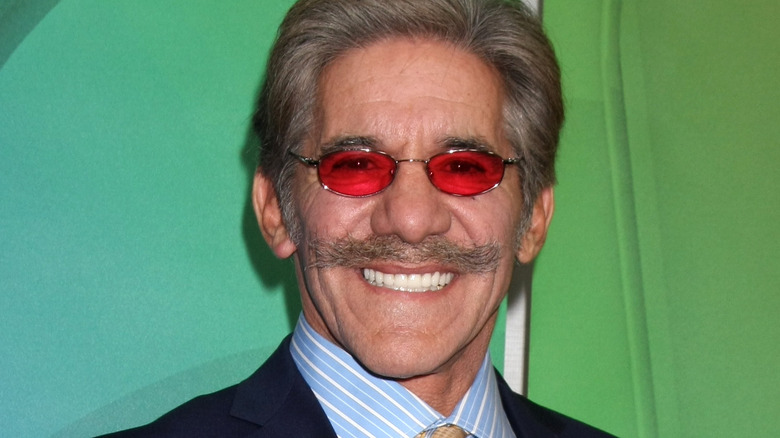 Geraldo Rivera avec une moustache et des lunettes rouges souriant