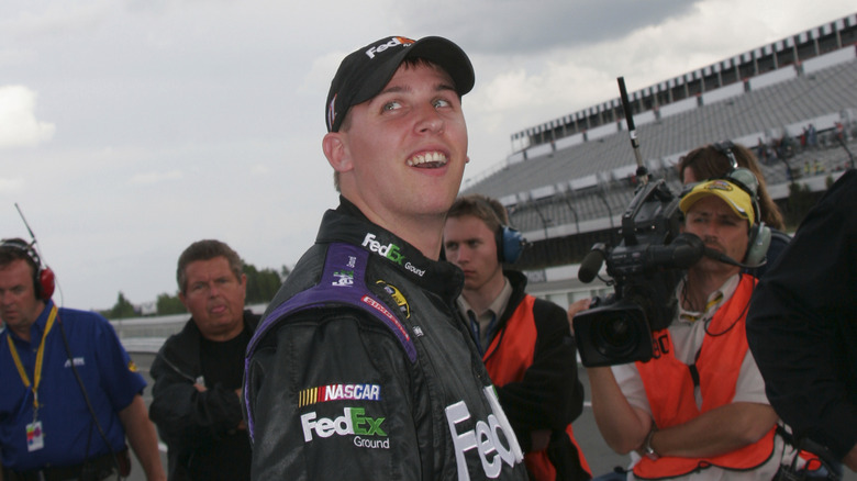 Denny Hamlin regarde vers le haut