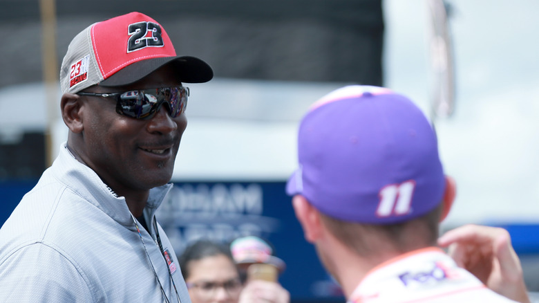 Michael Jordan sourit à Denny Hamlin