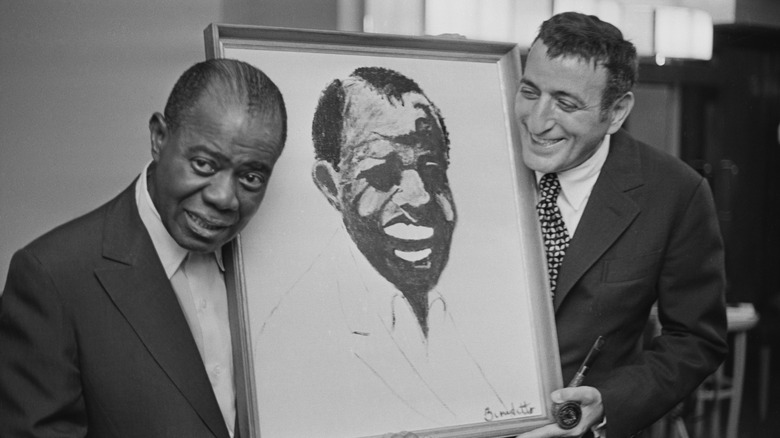 Tony Bennett et Louis Armstrong souriant