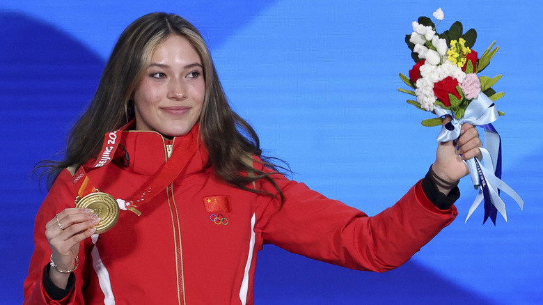 Eileen Gu and her medal