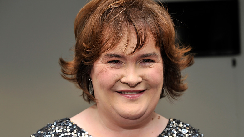 Susan Boyle souriante en robe scintillante