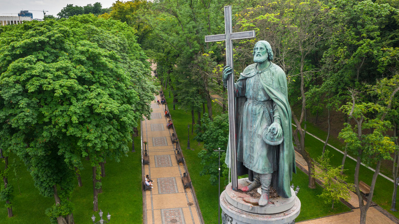 Statue de Saint Volodymyr dans un parc verdoyant