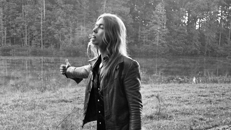 Gregg Allman faisant semblant de faire du stop dans les années 1970