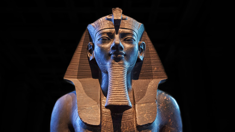 Statue d'Amenhotep III sur fond noir