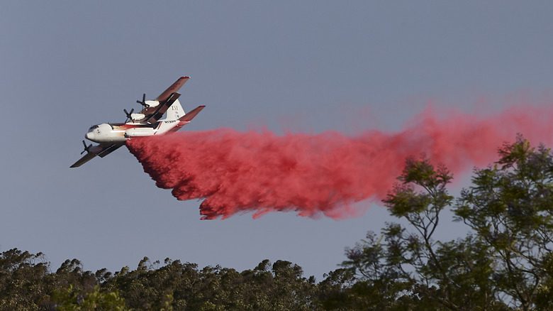 Avion déversant du retardant contre les incendies