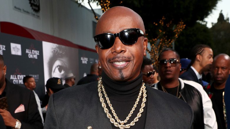 MC Hammer souriant avec des lunettes de soleil