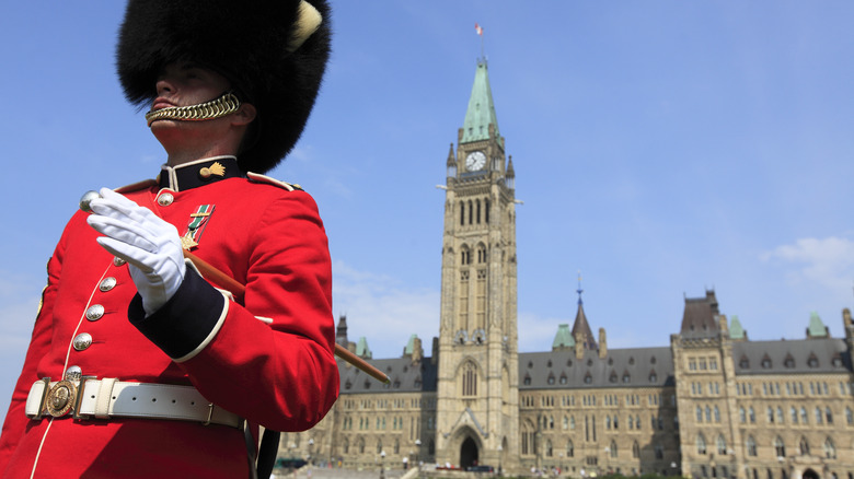 Un garde royal britannique devant un bâtiment