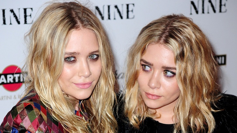 Les jumelles Olsen se regardant sur le tapis rouge