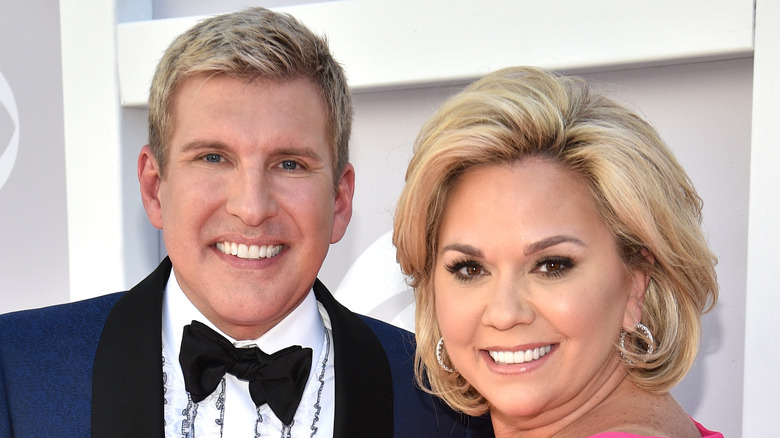 Todd Julie Chrisley souriant à un événement