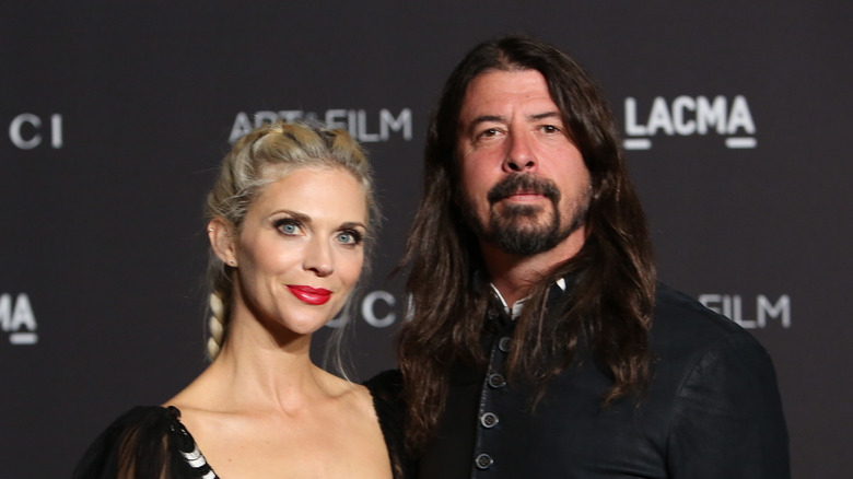 Jordyn Blum et Dave Grohl lors d'un événement au LACMA