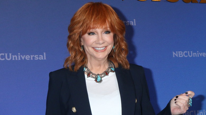 Reba McEntire souriante