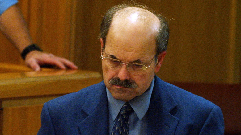 Dennis Rader en cour en costume bleu