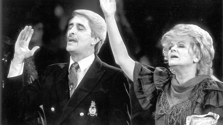 Jan et Paul Crouch prient ensemble