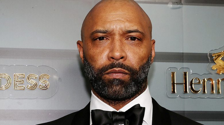 Joe Budden grimaçant en smoking