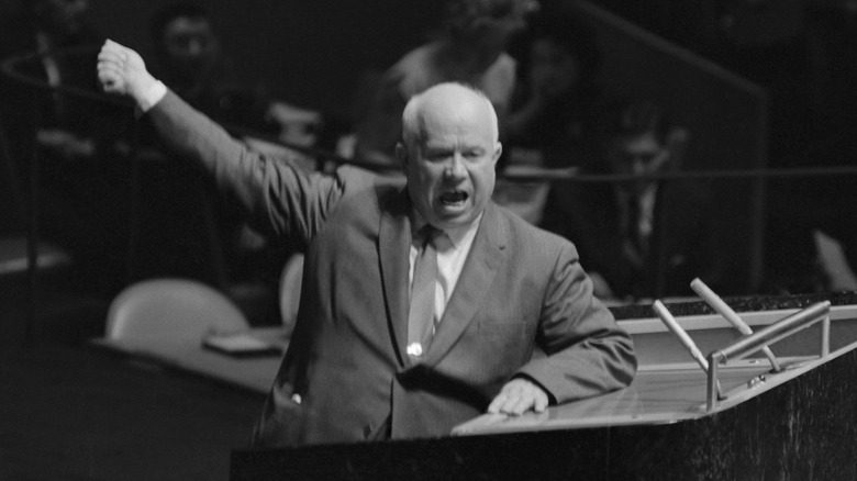 Khrushchev levant le bras, criant au podium