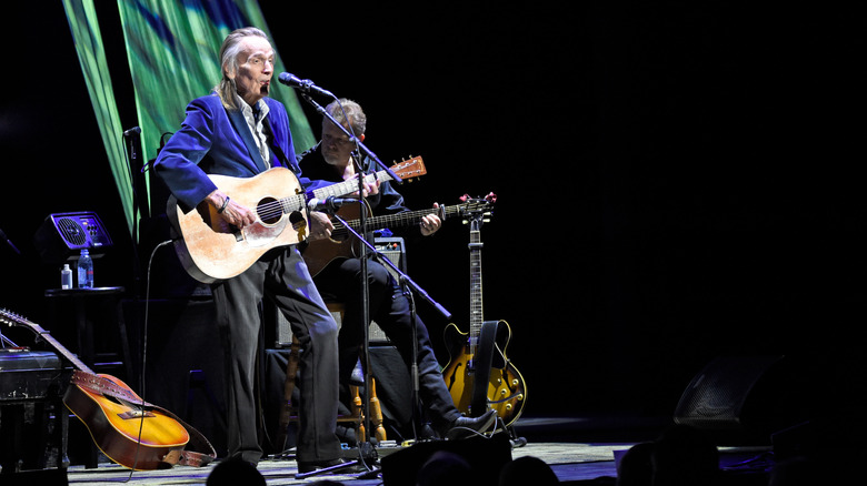 Lightfoot chantant avec sa guitare