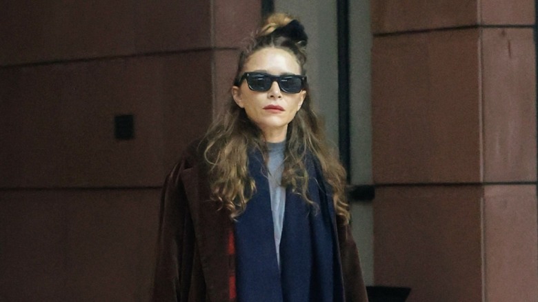 Mary-Kate Olsen portant des lunettes et les cheveux relevés