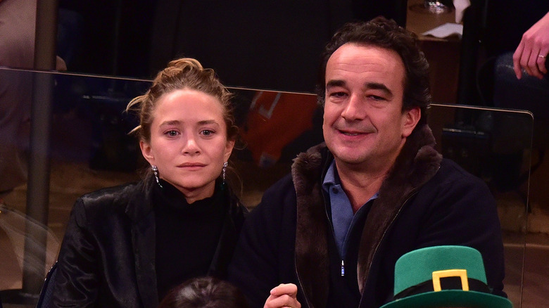 Mary-Kate Olsen et Olivier Sarkozy lors d'un match de basket