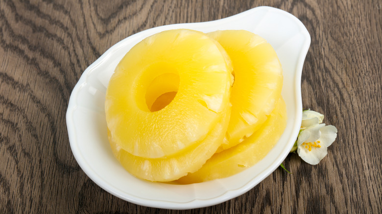 tranches d'ananas en conserve dans un plat blanc