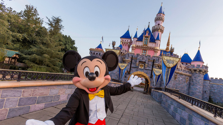 Mickey Mouse posant devant Disneyland