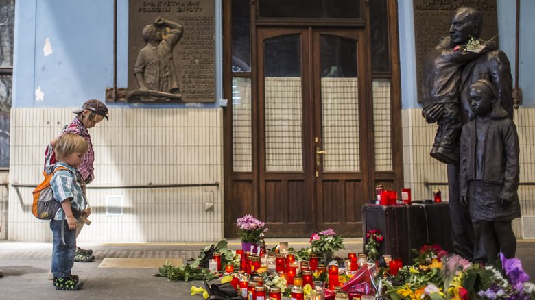 Visite de la statue commémorative de Nicholas Winton par une famille