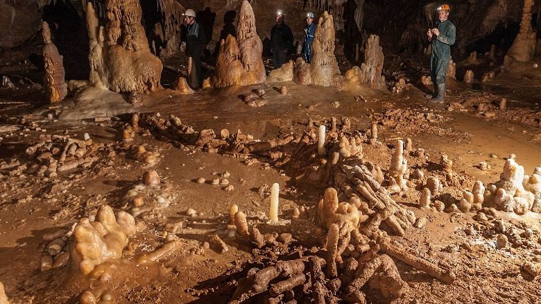 Cercle de pierres néandertalien dans la grotte de Bruniquel