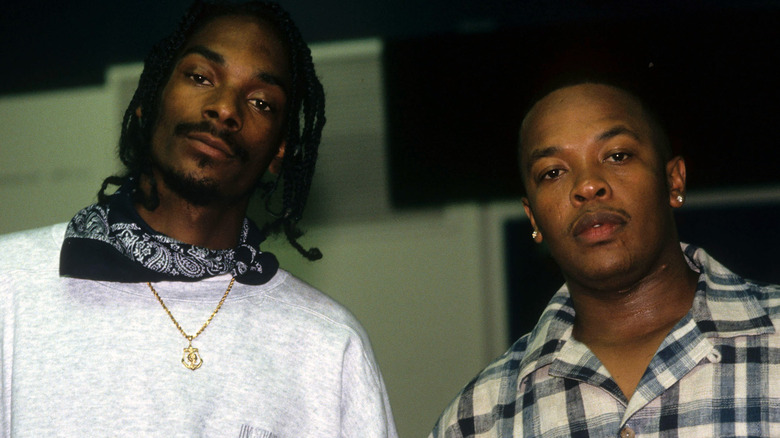 Snoop Dogg et Dr. Dre avec un air sérieux