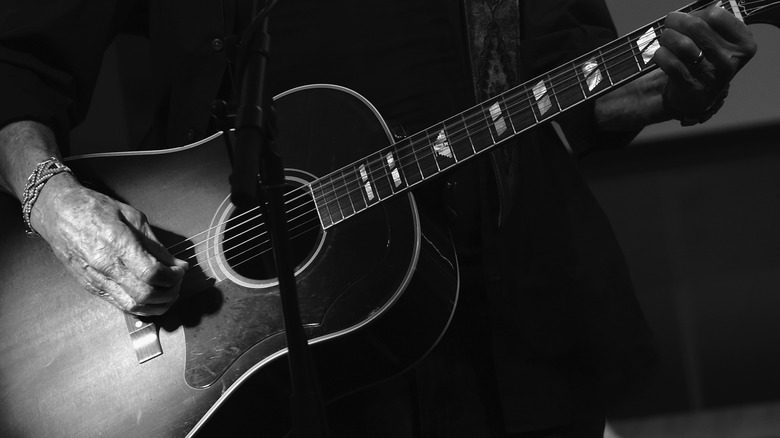 Kris Kristofferson jouant de la guitare