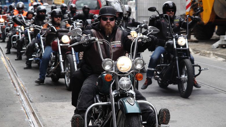 Motards roulant en formation