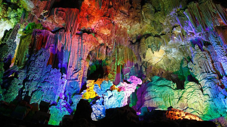 Caverne de la Flûte de Roseau illuminée par des néons