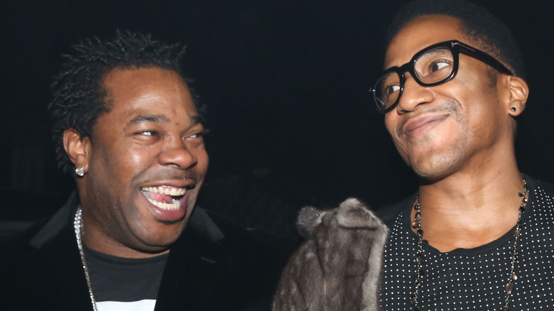 Busta Rhymes et Q-Tip s'échangeant un sourire