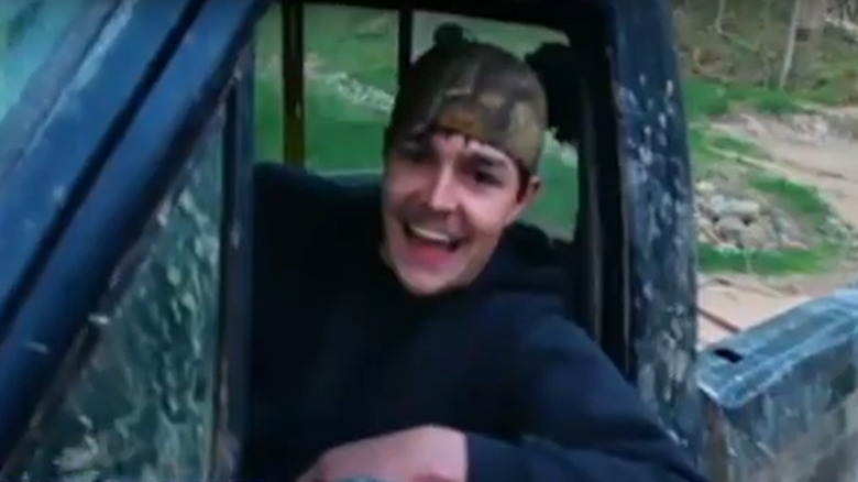 Shain Gandee souriant avec un chapeau dans un pickup