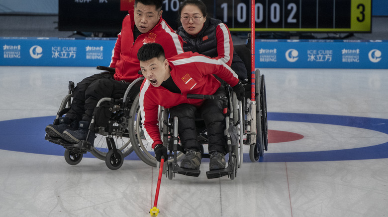 Paralympiens en train de jouer au curling