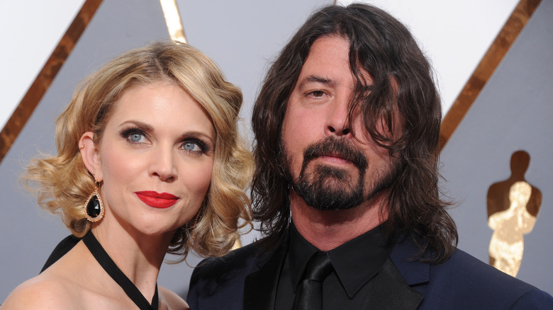 Jordyn Blum avec Dave Grohl sur le tapis rouge aux Oscars