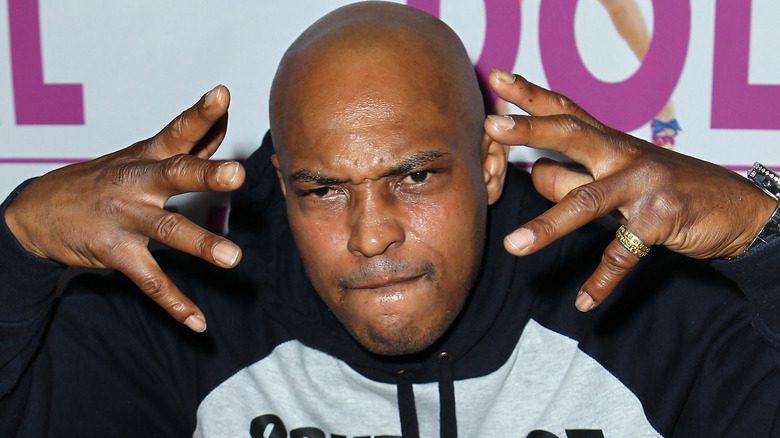 Sticky Fingaz tenant des doigts en l'air