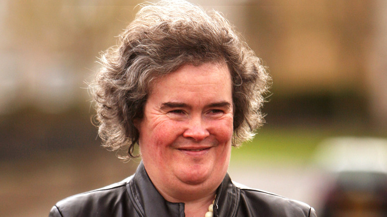 Susan Boyle souriant avec une veste en cuir