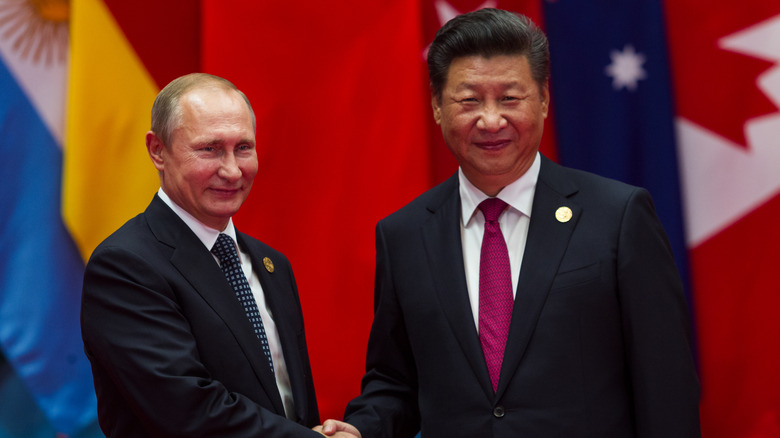 Xi Jinping et Vladimir Poutine souriant