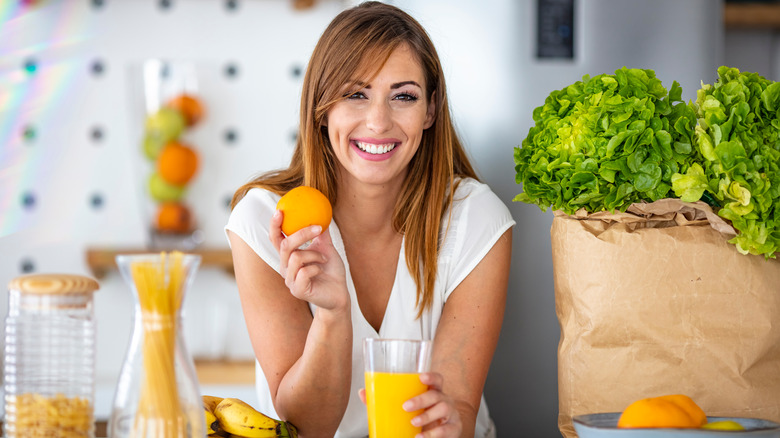 Une femme montrant ses oranges