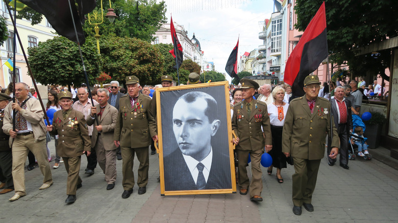 Ukrainiens marchant dans la rue