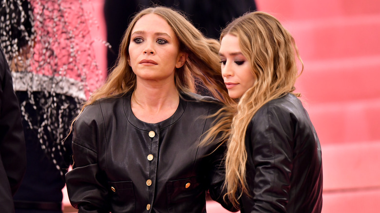 Les jumelles Olsen vêtues de noir au Met Gala