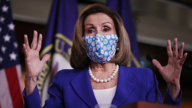 Nancy Pelosi montrant ses mains