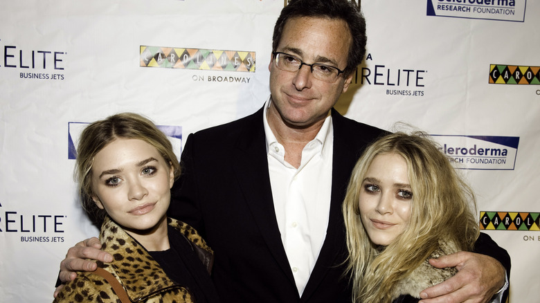 Bob Saget serrant Mary-Kate et Ashley Olsen dans ses bras lors d'une photo