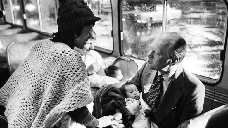 Gerald Ford avec un orphelin évacué