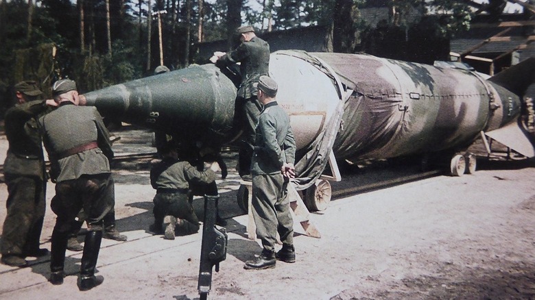 Soldats allemands avec un missile V-2