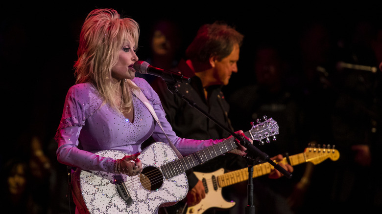 Dolly Parton avec guitare