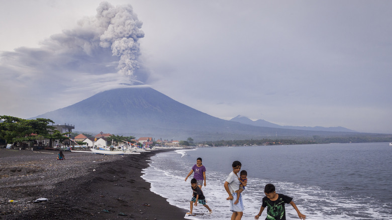 plage de cendres volcaniques