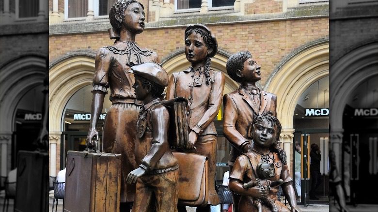 kindertransport memorial at the liverpool street station