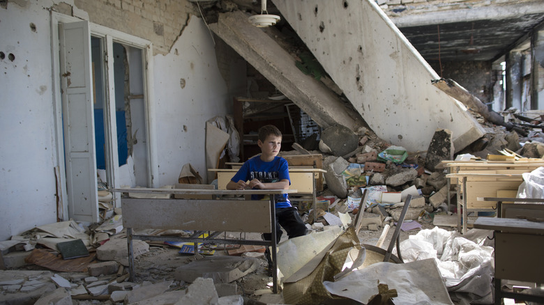 Enfant dans une école détruite, Ukraine de l'Est